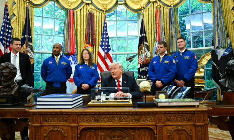 Тръмп прие екипажа на мисията "Артемида II" в Овалния кабинет